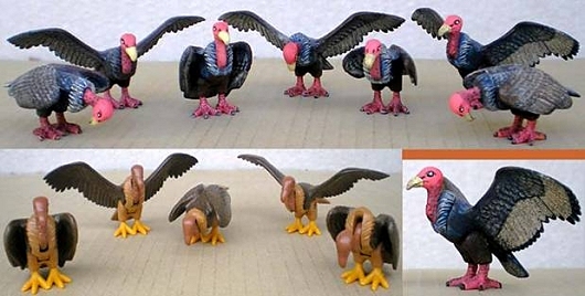 Playmobil vultures can be posed in different realistic positions. Click for bigger photo.