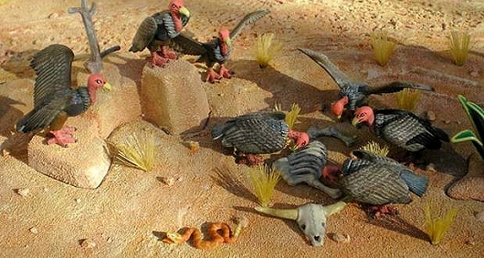 Playmobil vultures can be posed in different realistic positions. Click for bigger photo.